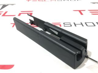 Заглушка салазки сиденья Tesla Model X 1 поколение 2019, 1061613-00-D