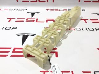 Кронштейн внешний сидений 2-го ряда Tesla Model X 1 поколение 2019, 1089759-00-B