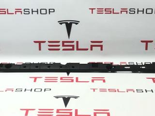 Кронштейн крепления накладки порога рокерной панели Tesla Model X 1 поколение 2019, 1046690-00-B