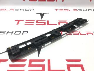 Кронштейн крепления накладки верхней дверного проема сокола Tesla Model X 1 поколение 2019, 1108819-00-B