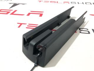 Заглушка салазки сиденья Tesla Model X 1 поколение 2019, 1061613-00-D