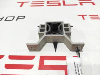 Кронштейн крепления корпуса радиаторов Tesla Model X 1 поколение [рестайлинг] 2022, 1615699-00-A