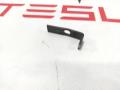 Кронштейн ограничитель основной высоковольтной батареи малый Tesla Model S 1 поколение 2015, 1028600-00-B - фото №2