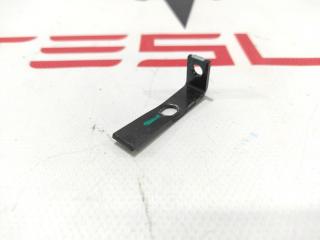 Кронштейн ограничитель основной высоковольтной батареи малый Tesla Model S 1 поколение 2015, 1028600-00-B