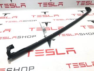 Уплотнитель стекла Tesla Model X 1 поколение [рестайлинг] 2022, 1072080-00-B, 1072080-80-D