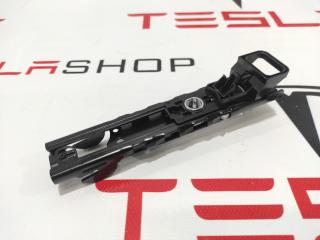Кронштейн крепления ремня безопасности Tesla Model 3 1 поколение 2020, 1068130-01-B