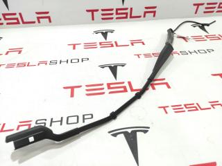 щеткодержатель (поводок стеклоочистителя, дворник) Tesla Model 3 1 поколение 2020, 1076729-00-B, 1076727-00-C
