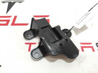 Кронштейн крепления ручки Tesla Model S 1 поколение [рестайлинг] 2018, 1008413-00-C