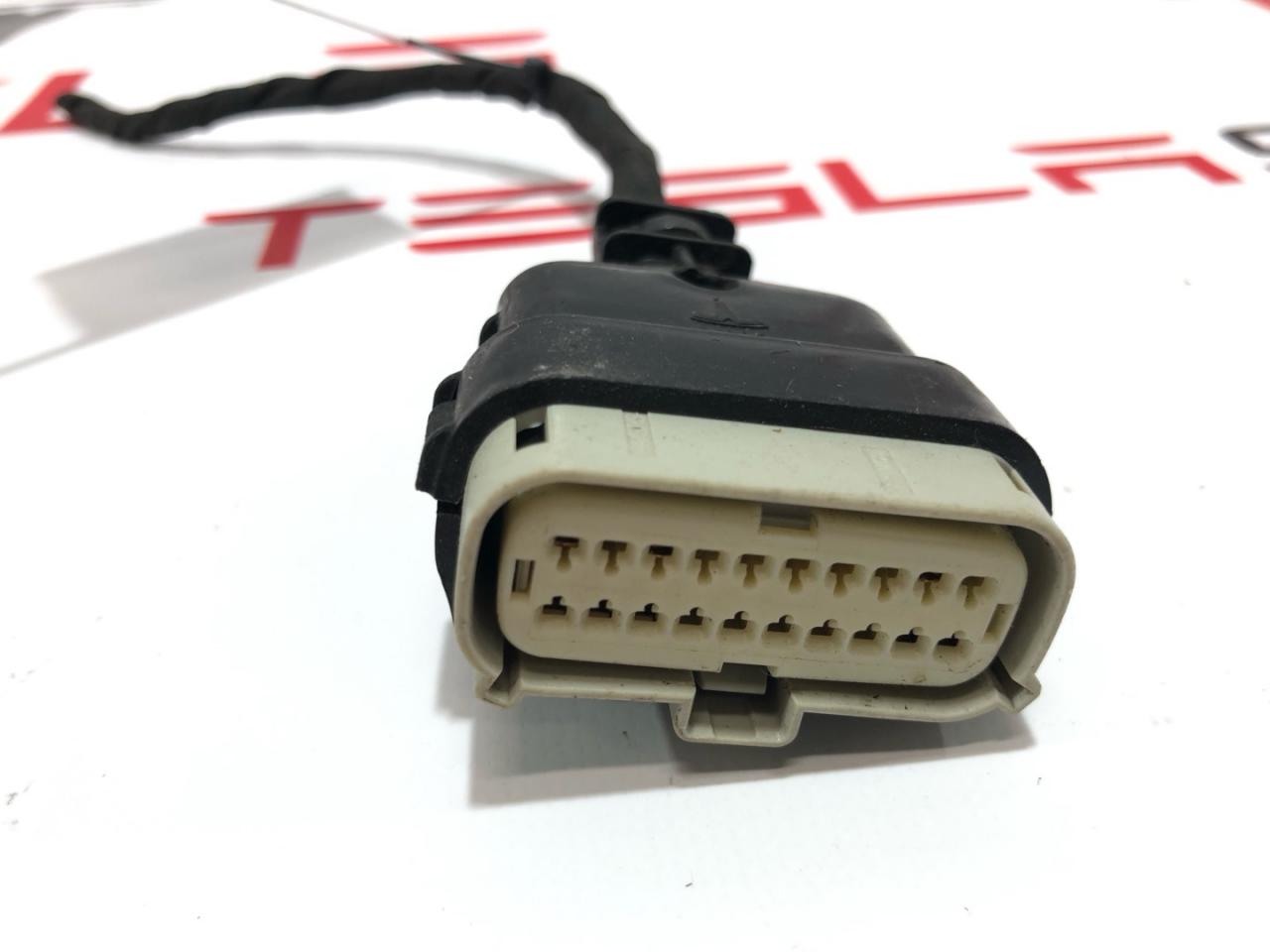 разъем (фишка) проводки Tesla Model X 1 поколение 2017, 2032438-01-A, 1046132-00-B - фото №1