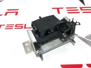 Крышка-фиксатор низковольтного разъема высоковольтной батареи Tesla Model S 1 поколение [рестайлинг] 2018, 1003311-00-C