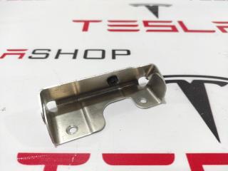 Кронштейн карты (обшивки) двери Tesla Model S 1 поколение (2012 - 2016), 1003140-00-B