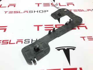 Кронштейн крепления фары противотуманной правой Tesla Model Y 1 поколение 2020, 1493748-00-A
