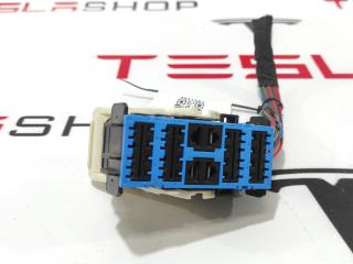 Фишка (разъем) электропроводка подкапотная Tesla Model X 1 поколение 2017, 1072447-82-A
