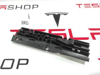 Кронштейн крепления дренажной трубки панорамной крыши Tesla Model S 1 поколение 2014, 1008372-00-E