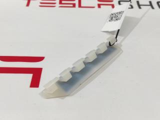 Кронштейн накладки панели дворников Tesla Model X 1 поколение [рестайлинг] 2022, 1063007-00-C