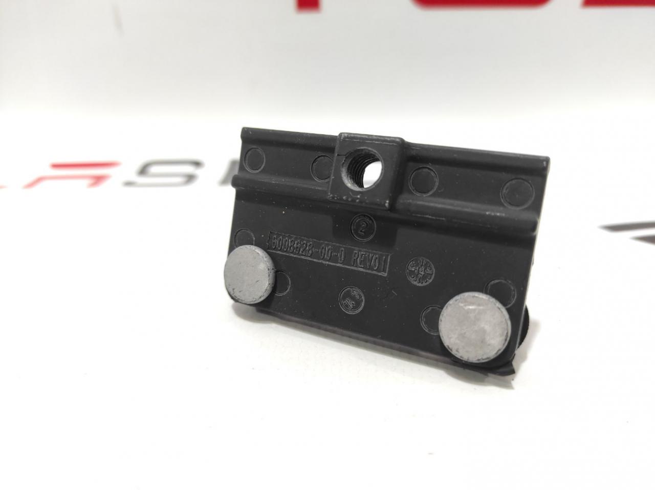 Кронштейн крепления рейлингов Tesla Model S 1 поколение 2015, 6008628-00-D - фото №1