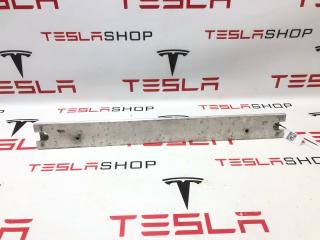 Кронштейн (опора) подкапотного бокса Tesla Model Y 1 поколение 2021, 1518495-00-B