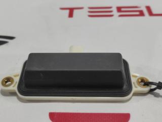 кнопка открытия багажника Tesla Model X 1 поколение 2020, 1055631-00-B