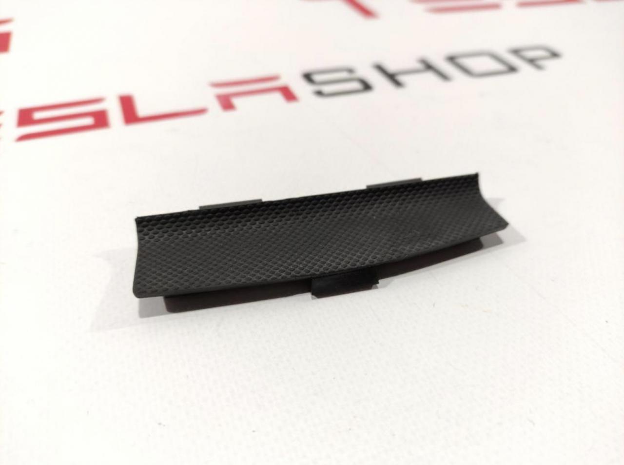 Заглушка болта дверной карты (резиновая) Tesla Model S 1 поколение 2016, 1007941-00-B - фото №1