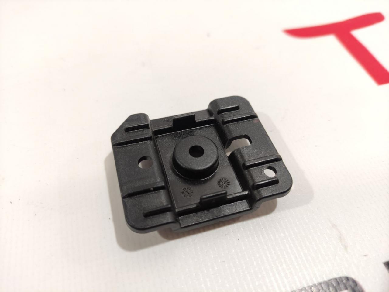 Кронштейн крепления козырька солнцезащитного Tesla Model 3 1 поколение 2020, 1090081-00-F - фото №1