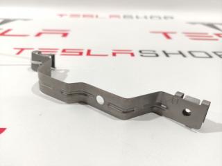кронштейн крепления подкрылка переднего правого Tesla Model 3 1 поколение 2020, 1104541-00-B