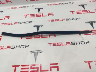 Уплотнитель стекла Rivian R1T 1 поколение 2022