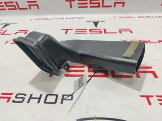 Воздуховод центральной панели Rivian R1T 1 поколение 2022, PT00029893-E