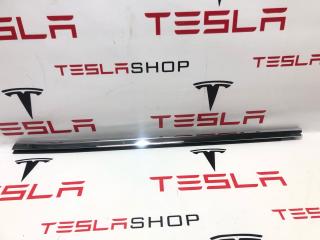 молдинг двери передней левой Tesla Model S 1 поколение (2012 - 2016), 1095786-00-C