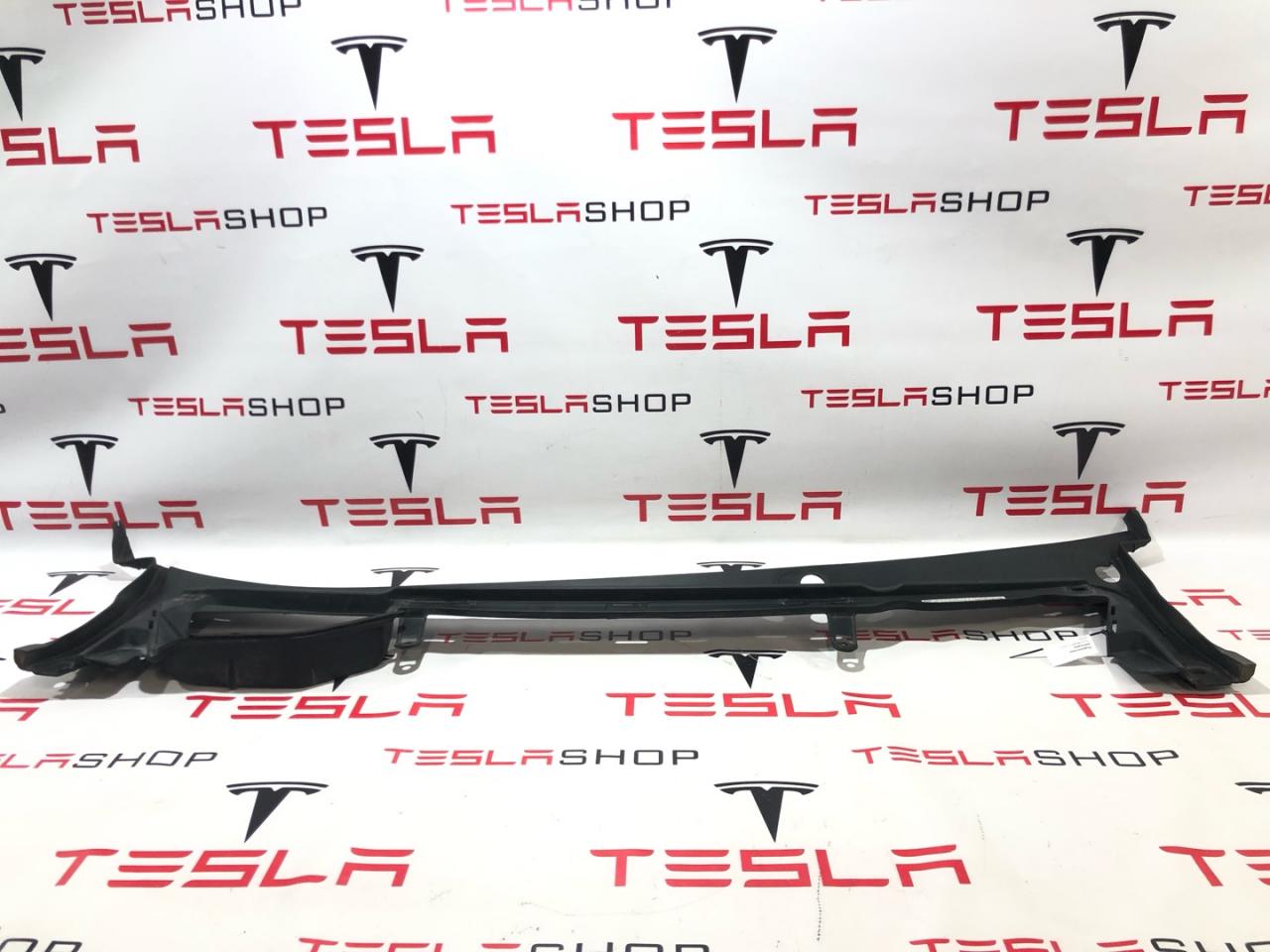 Подкапотная накладка стеклоочистителей Tesla Model S 1 поколение (2012 - 2016), 1008976-00-E - фото №1