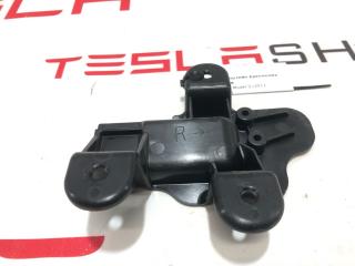 Кронштейн крепления ручки Tesla Model S 1 поколение (2012 - 2016), 1008404-00-C