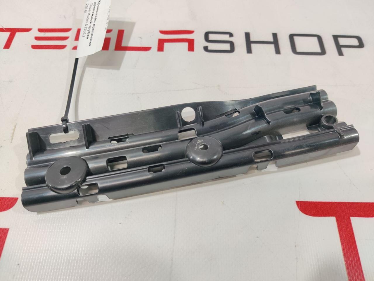 Кронштейн крепления дренажной трубки панорамной крыши Tesla Model S 1 поколение (2012 - 2016), 1008372-00-E - фото №1