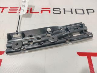 Кронштейн крепления дренажной трубки панорамной крыши Tesla Model S 1 поколение (2012 - 2016), 1008372-00-E
