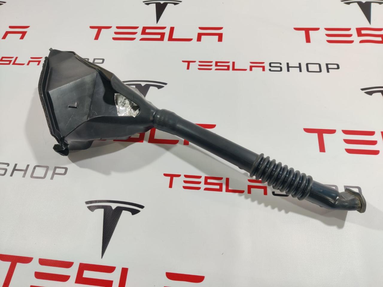 Водосборник крышки багажника Tesla Model X 1 поколение 2018, 1072420-00-C, 1060446-00-A, 1046658-00-E - фото №1
