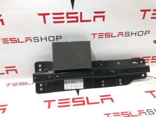 Кронштейн сиденья 2-го ряда правый Tesla Model X 1 поколение 2018, 1086106-00-C