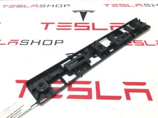 Кронштейн крепления накладки верхней дверного проема сокола Tesla Model X 1 поколение 2018, 1108821-00-B