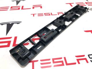 Кронштейн крепления накладки верхней дверного проема сокола Tesla Model X 1 поколение 2018, 1108819-00-B