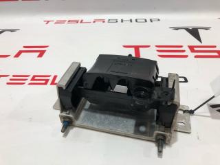 Крышка-фиксатор низковольтного разъема высоковольтной батареи Tesla Model X 1 поколение 2018, 1003311-00-C