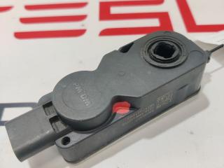 Электропривод центрального люверса Tesla Model 3 1 поколение (2017 - 2025), 1314-888-00035, 16117321285