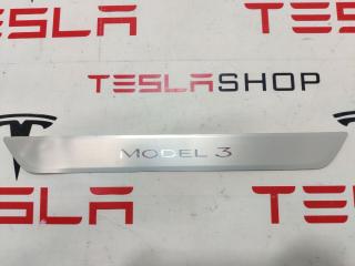 Накладка декоративная порога Tesla Model 3 1 поколение 2019, электро, 1090844-00-C, 1504763-00-A