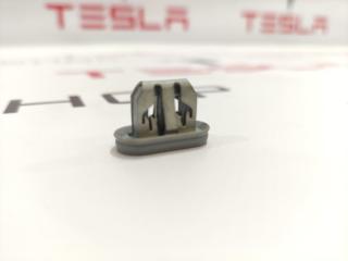 Клипса крепления накладки порога рокерной панели Tesla Model 3 1 поколение (2017 - 2025), 1110167-00-A, 1089829-00-D, 1089828-00-D