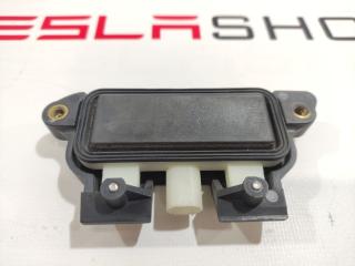 кнопка открытия багажника Tesla Model S 1 поколение 2016, 1007287-00-A, 1693785-00-A