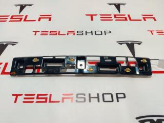 Кронштейн крепления накладки верхней дверного проема сокола Tesla Model X 1 поколение 2019, электро, 1108819-00-B