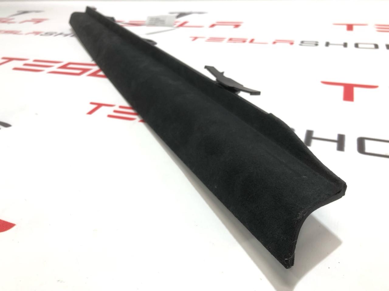 Накладка межсекционная подъемной задней двери Tesla Model X 1 поколение 2019, электро, 1051547-06-C, 1053673-00-A - фото №1