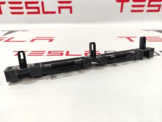 Кронштейн крепления накладки порога рокерной панели Tesla Model S 1 поколение 2016, 1003693-00-C