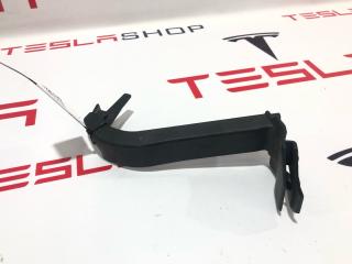 Кронштейн (крепление) коврового покрытия багажника Tesla Model X 1 поколение 2019, электро, 1066956-00-D
