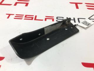 кронштейн крепления подкрылка заднего левого Tesla Model S 1 поколение 2016, 1016323-00-C
