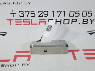 Кронштейн карты (обшивки) двери Tesla Model S 1 поколение 2012, 1003139-00-B