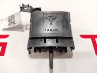 Крышка-фиксатор низковольтного разъема высоковольтной батареи Tesla Model S 1 поколение 2014, 1003311-00-C