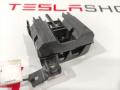 Крышка-фиксатор низковольтного разъема высоковольтной батареи Tesla Model S 1 поколение 2014, 1003311-00-C - фото №3