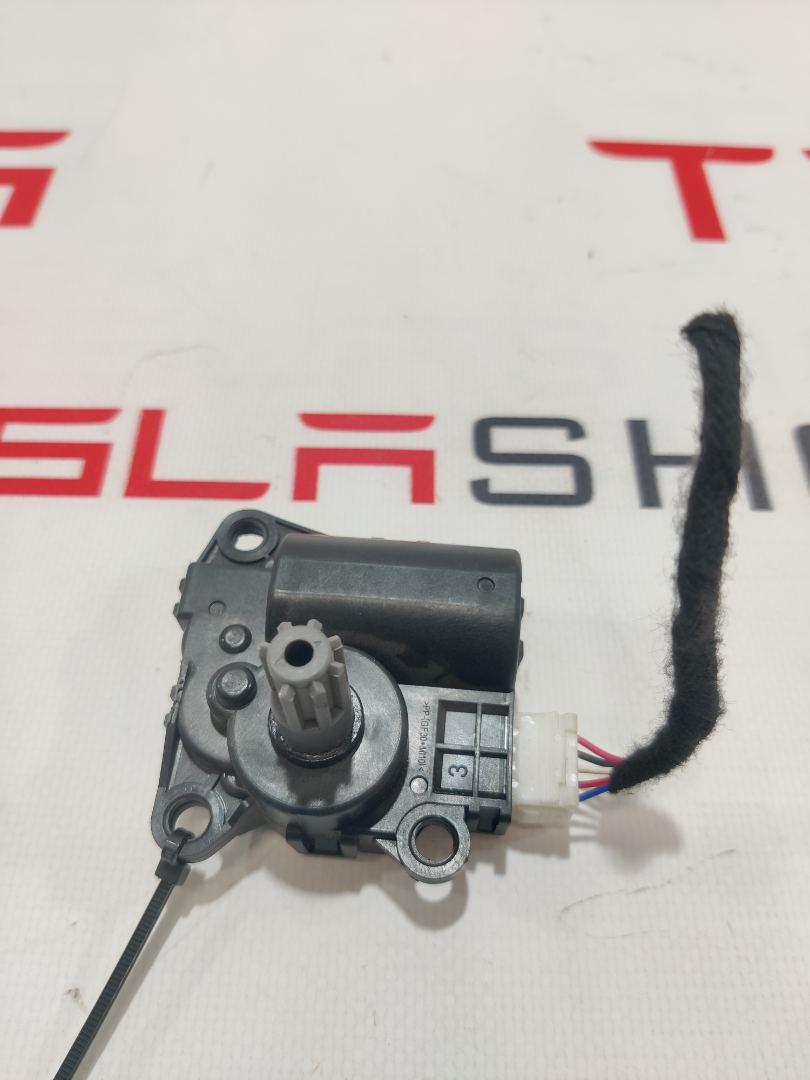 Сервопривод печки салона (печки) Tesla Model 3 1 поколение 2019, электро, 1107674-00-A, 1099999-00-H, T92882B - фото №1